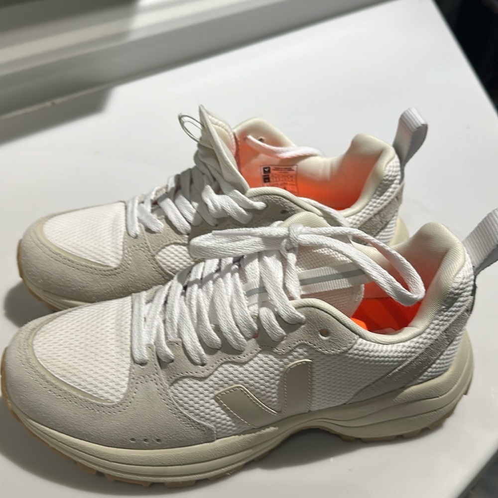 Brand new, never worn Veja Venturi sneakers, sz 38, white